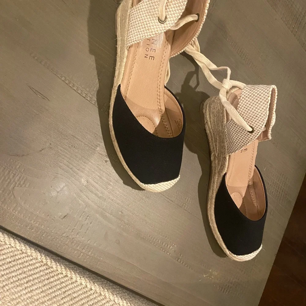 Women’s size WD 7 Journee collection espadrilles - Picture 2 of 8